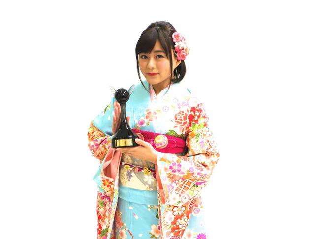 最佳女声优得奖者, 水濑祈，以浅蓝色的传统和服登台领奖